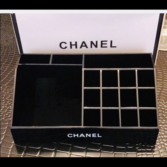 Authentic Chanel cosmetics holder - Picture 2 of 8